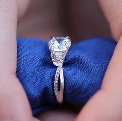 Elegant Diamond Commuter Ring