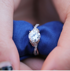 Elegant Diamond Commuter Ring